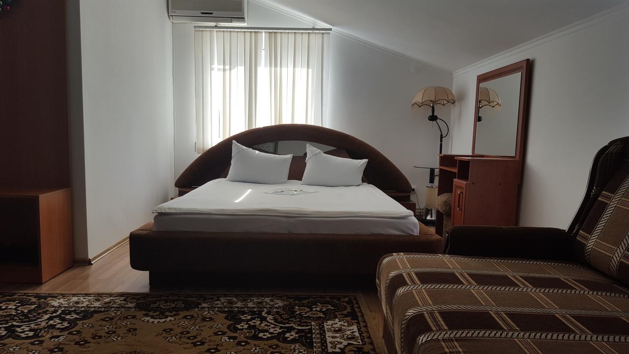 Hotel Confort Drochia エクステリア 写真